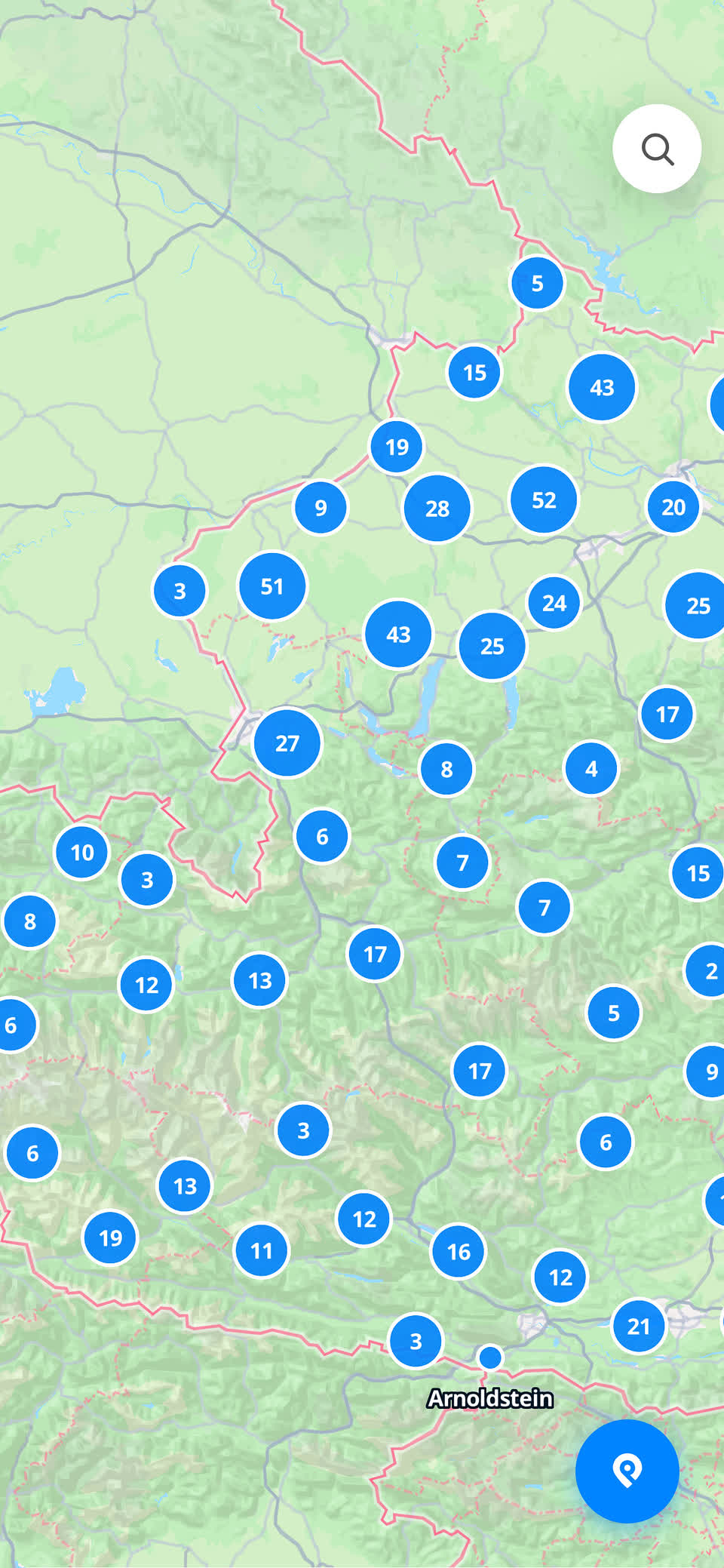 Die Karte auf Zoomstufe 7 herausgezoomt, vom Rand Vorarlbergs bis ins Wiener Becken: blaue Cluster-Marker über das Land verteilt, jeder mit der Zahl der darin gruppierten Gemeinden; Arnoldstein liegt an der Südgrenze einzeln, mit eigenem Pin und Namen.