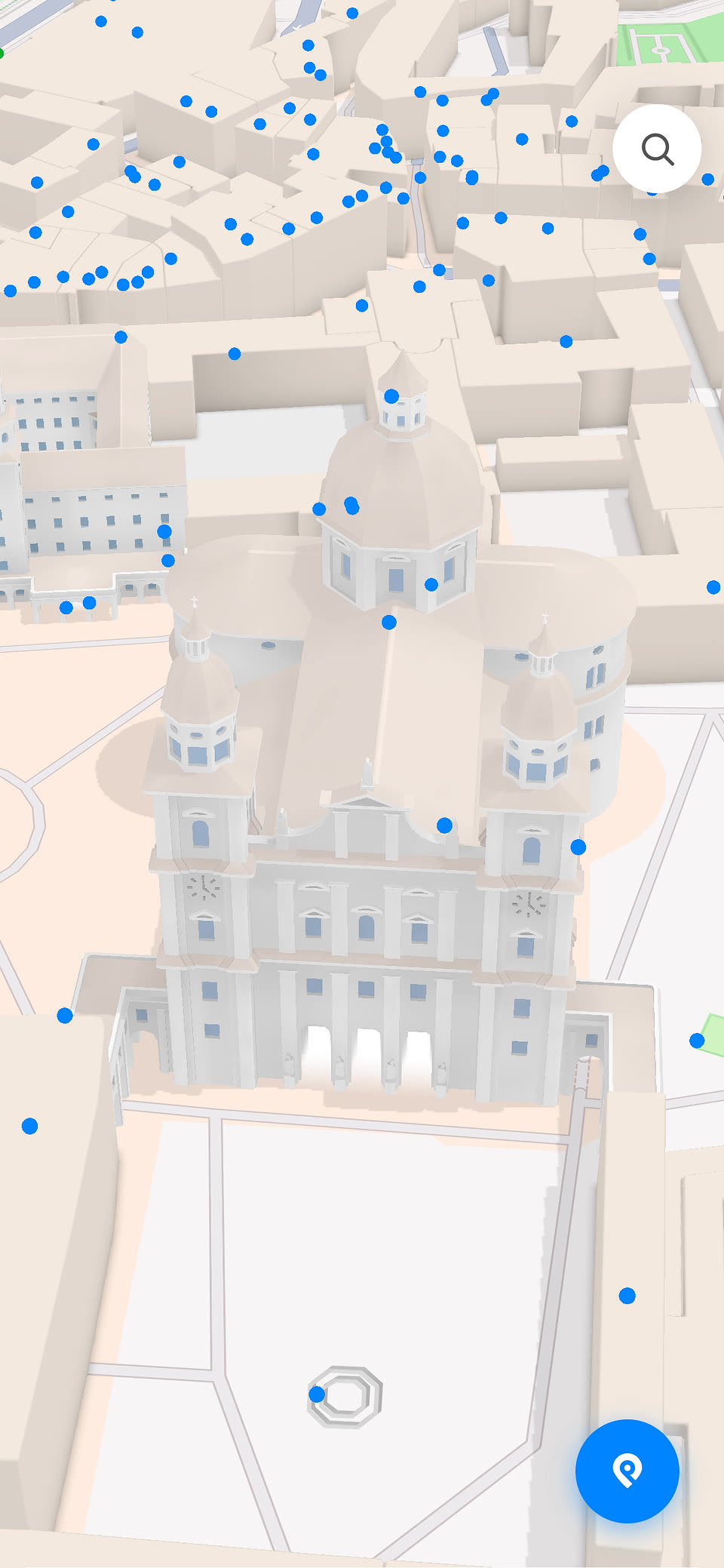 Der Salzburger Dom in der gekippten 3D-Ansicht der Karte: die Westfassade mit ihren drei Portalen, den beiden Uhrtürmen und der Kuppel dahinter, davor der Domplatz.