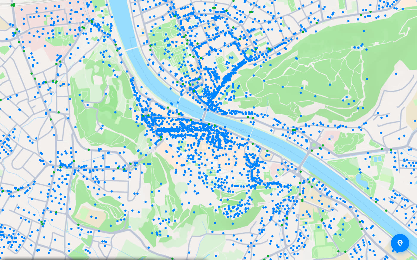 Draufsicht auf Salzburg, übersät mit tausenden blauen Spoty-Punkten entlang jeder Straße.