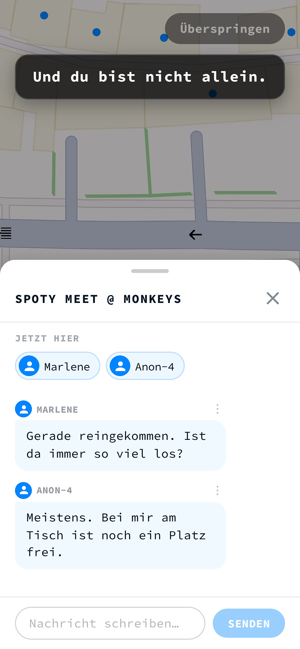 Der Spot-Meet-Raum der Bar Monkeys, wie ihn die geführte Tour vorführt: unter „Jetzt hier“ sind Marlene und Anon-4 gelistet, darunter zwei Nachrichten – eine Person ist gerade hereingekommen, die andere bietet den freien Platz an ihrem Tisch an. Die Tour-Einblendung „Und du bist nicht allein.“ und der Überspringen-Knopf bleiben im Bild.
